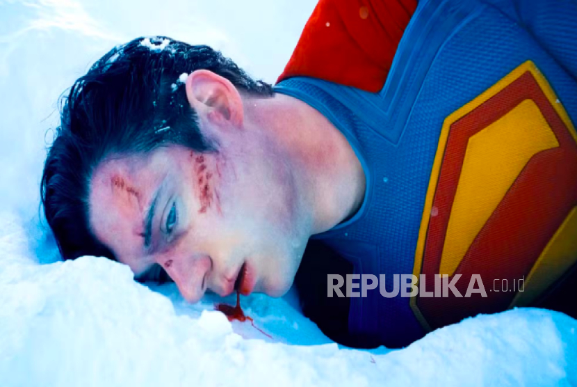 Aktor Davin Corenswet sebagai Superman dalam trailer terbaru. 