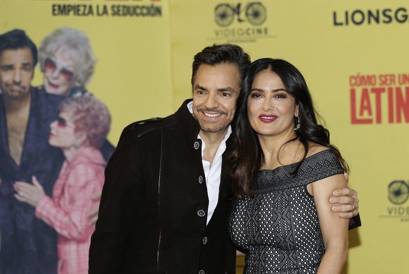 Aktor Eugenio Derbez dan Salma Hayek saat mempromosikan film terbaru mereka How To Be a Latin Lover.