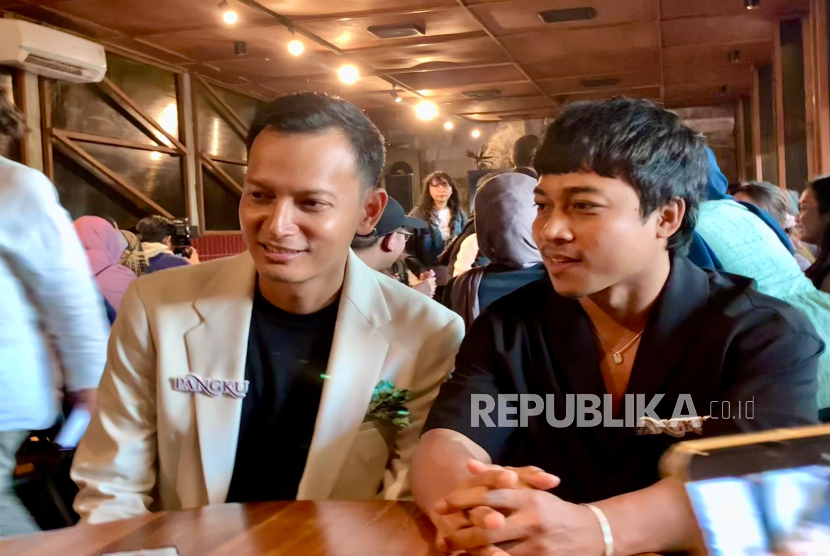 Aktor Fedi Nuril  (kiri) dan Kaan Lativan (kanan). Bagi Fedi, Reza bukan hanya sutradara yang detail dan tegas, tapi juga mampu menciptakan suasana kerja yang hangat dan saling percaya di lokasi syuting.