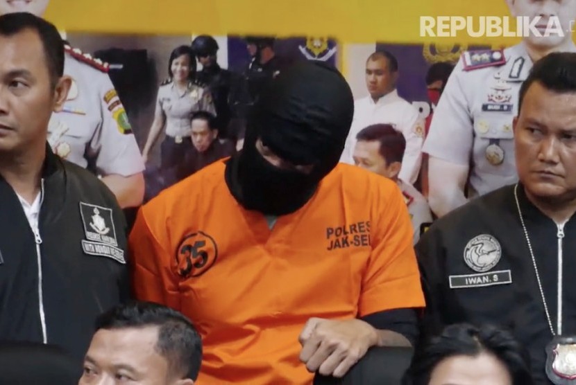 Aktor film Indonesia Tora Sudiro (TS) saat konferensi pers di Polres Metro Jakarta Selatan karena diduga mengonsumsi dan menyimpan pil Dumolid, Jumat (4/8).