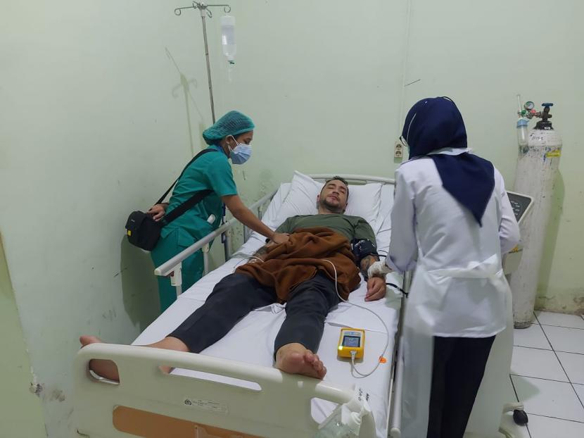 Aktor Gary Iskak dilarikan ke rumah sakit Sartika Asih Kota Bandung sejak Selasa (24/5/2022) malam karena mengeluh sakit. Ia diamankan bersama empat rekannya oleh penyidik Polda Jabar terkait penyalahgunaan narkotika jenis sabu. 