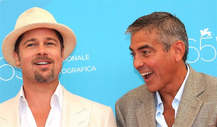 Aktor George Clooney (kanan) dan Brad Pitt berpose di hadapan wartawan dalam konferensi pers film Burn After Reading arahan sutradara Joel dan Ethan Coen, di ajang International Film Festival of Venice, di Venesia, Italia, 27 Agustus 2008.