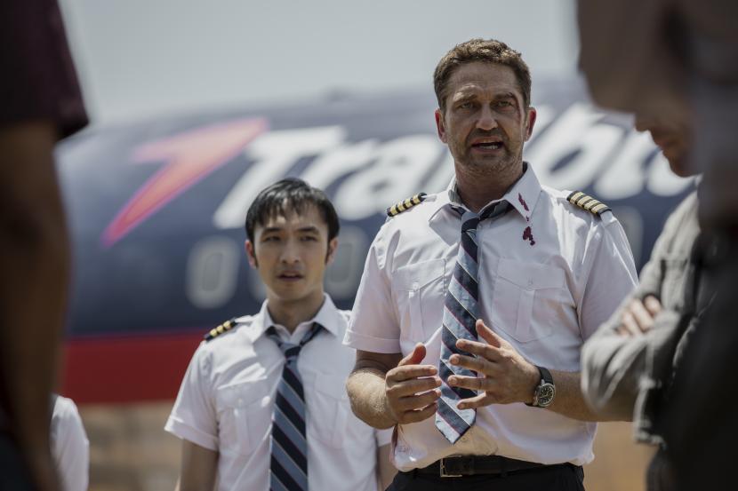 Aktor Gerard Butler (kanan) dalam adegan film Plane.