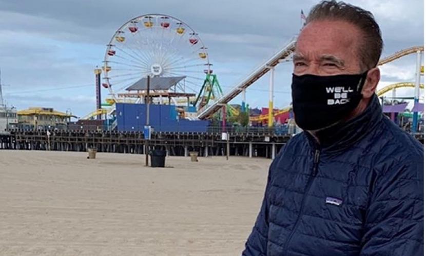 Aktor Hollywood Arnold Schwarzenegger menyampaikan pesan optimisme lewat kata-kata ikonik dari film Terminator yang disablon di maskernya. Aktor yang juga mantan gubernur California itu sebal dengan orang yang enggan memakai masker dengan dalih kebebasannya terenggut.