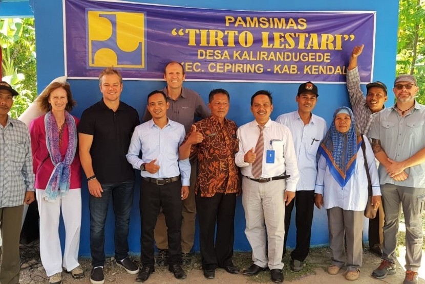 Aktor Hollywood, Matt Damon (ketiga dari kiri) saat mengunjungi salah satu desa di Kabupaten Kendal, Jawa Tengah.