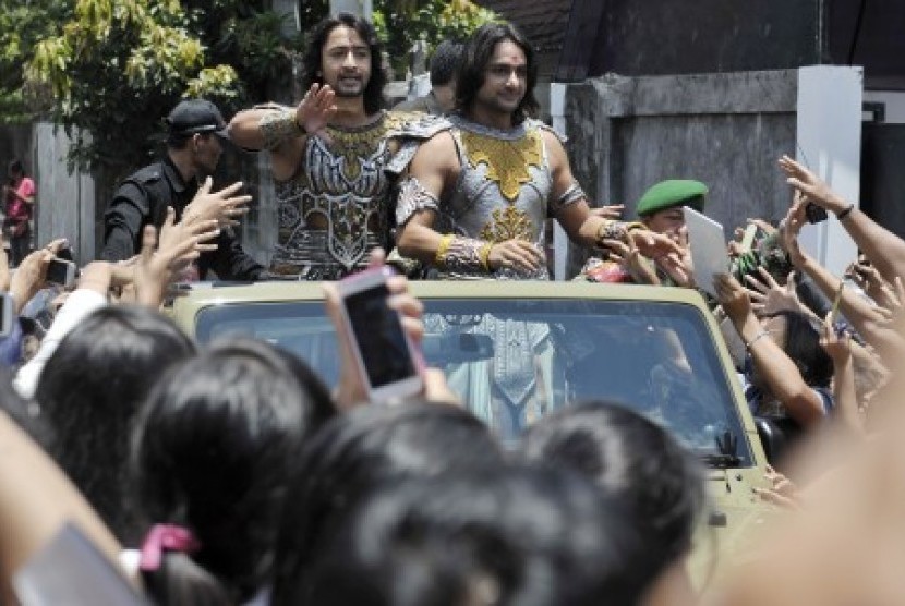 Indian actors Shaheer Sheikh (left) and Rohit Bharadwaj (right) greet their fans in Mahabharata TV series event in Denpasar, Bali, Sunday (Oct 10, 2014).