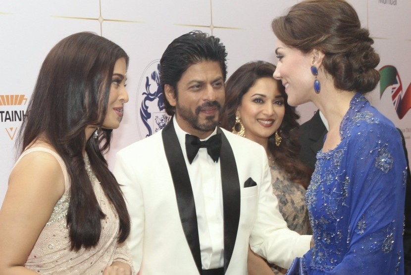 Aktor India Shah Rukh Khan dan Aishwarya Rai saat berbincang dengan Kate Middleton di sebuah di Mumbai.