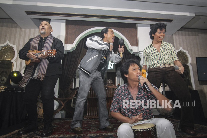 Aktor Indro Warkop (kiri), Randy Danistha (kedua kiri), Adipati Dolken (kedua kanan) dan Aliando Syarief (kanan) bernyanyi pada jumpa pers pemeran baru film Warkop DKI Reborn di Jakarta, Jumat (15/3/2019).