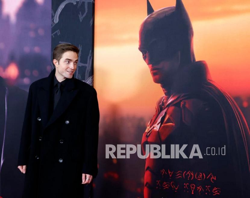  Aktor Inggris Robert Pattinson melihat poster dirinya saat pemutaran perdana dunia Warner Bros. Pictures, 
