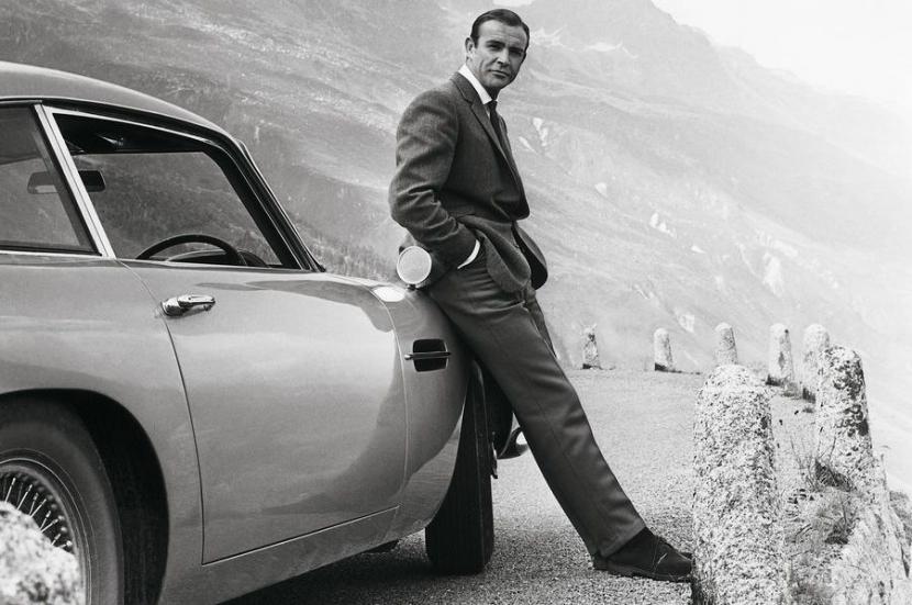 Aktor James Bond Sean Connery bersama mobil Aston Martin DB5