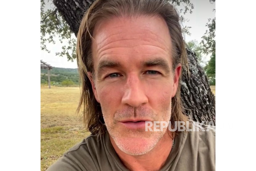 Aktor James Van Der Beek menderita penyakit kanker usus besar. Dia menjual jersey merchandise film untuk biaya pengobatan kanker.