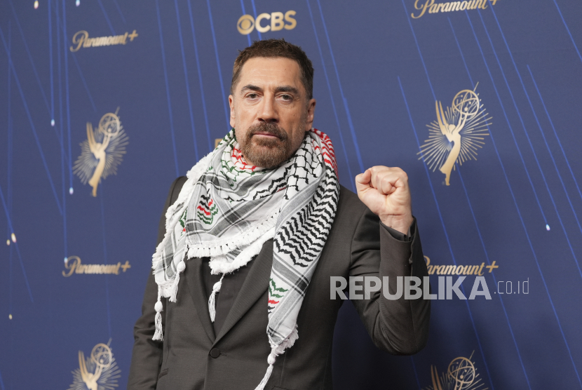 Aktor Javier Bardem Pakai Keffiyeh di Emmys Award 2025, Suarakan ‘Free Palestine’