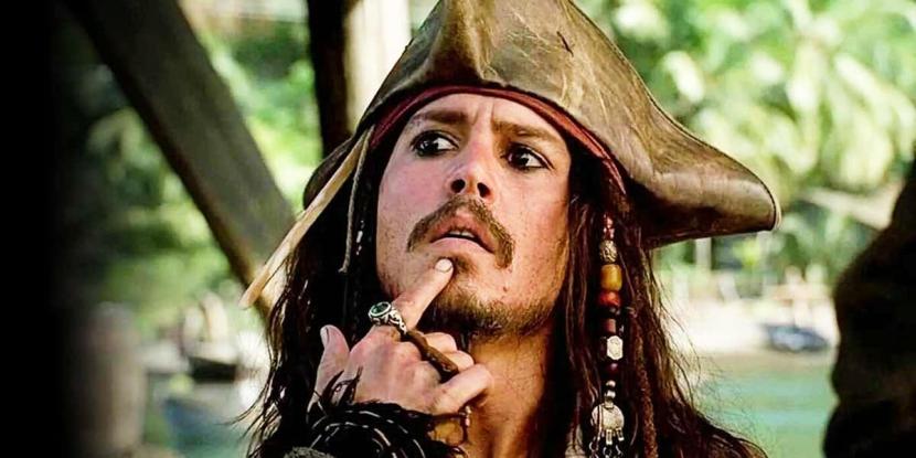 Aktor Johnny Depp ketika berakting di film Pirates of the Caribbean. Depp dikabarkan didepak dari waralaba tersebut oleh Disney. Banyak warganet yang protes, termasuk Elon Musk.