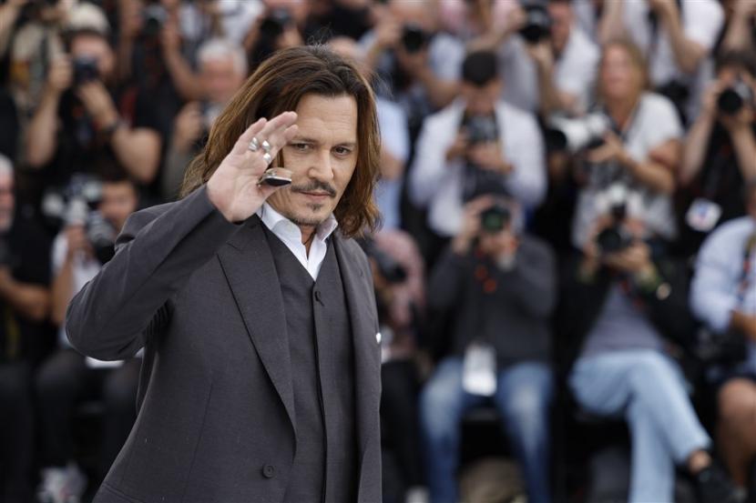 Aktor Johnny Depp menghadiri sesi foto Festival Film Cannes untuk film Jeanne du Barry yang dibintanginya, di Cannes, Prancis, 17 Mei 2023. Depp mengalami cedera pergelangan kaki.