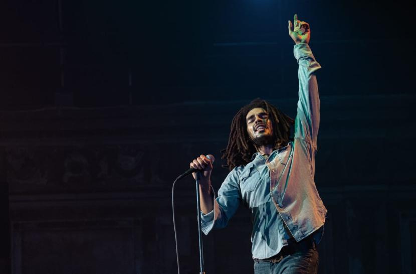 Aktor Kingsley Ben-Adir berperan sebagai Bob Marley di film Bob Marley: One Love.