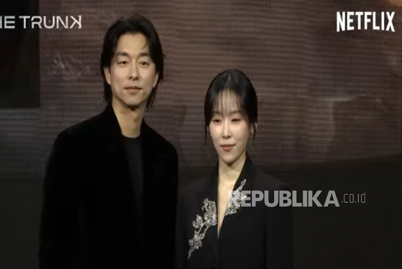 Aktor Korea Selatan Gong Yoo (kiri) dan aktris Seo Hyun-jin saat konferensi pers serial drama terbaru The Trunk. 