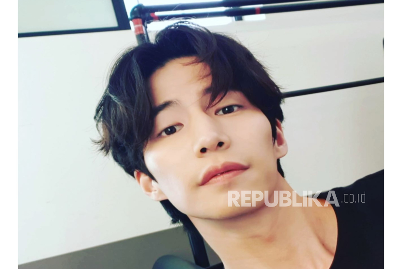 Aktor Korea Selatan Song Jae-rim. Setelah kabar Song Jae-rim, muncul kabar adanya penggemar obsesif yang menerornya.  