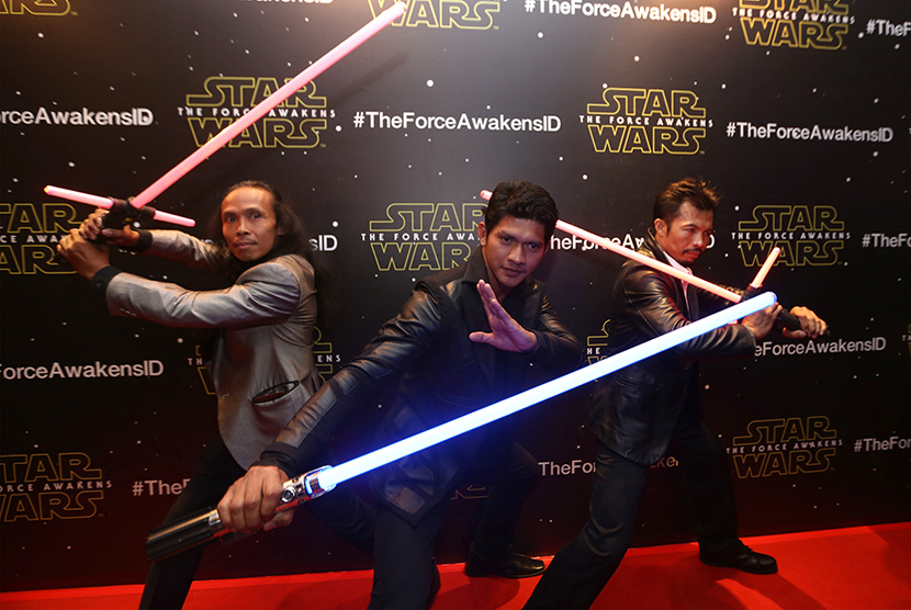 Aktor laga Iko Uwais (tengah), Yayan Ruhian (kiri) dan Cecep Arif (kanan) berpose pada gala premier Film Star Wars episode 7 di Jakarta, Selasa (15/12). 