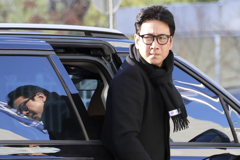 Aktor Lee Sun-kyun turun dari mobil setibanya di Polisi Metropolitan Incheon di Incheon, Korea Selatan. Lee diduga bunuh diri dengan menghirup asap briket arang di dalam mobil.