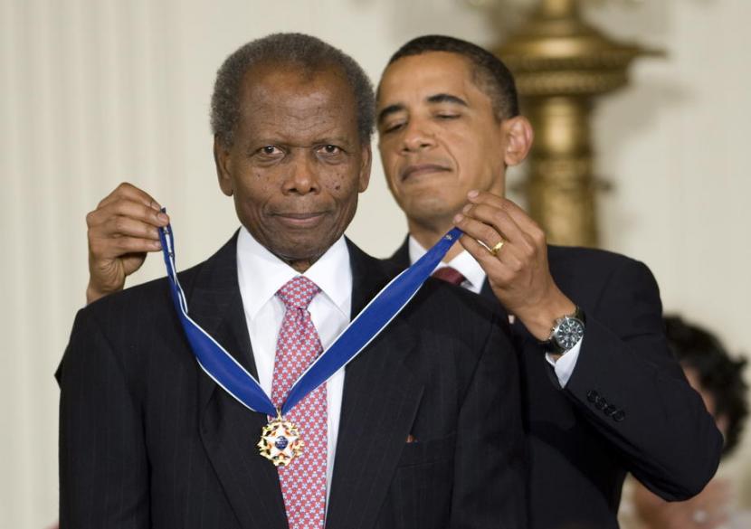 Aktor legendaris Amerika Serikat, Sidney Poitier, mendapatkan penghargaan sipil tertinggi Presidential Medal of Freedom 2009, dari Presiden Barack Obama pada 12 Agustus 2009. Poitier meninggal dunia pada Kamis (6/1/2022). 