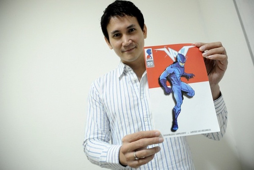 Aktor Marcelino Lefrandt, memperlihatkan superhero komik indonesia 