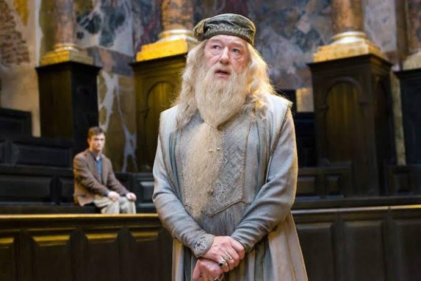 Aktor Michael Gambon ketika berperan sebagai Dumbledore di film Harry Potter. Gambon meninggal dunia pada usia 82 tahun. Semasa hidup, Gambon banyak membintangi serial dan film.