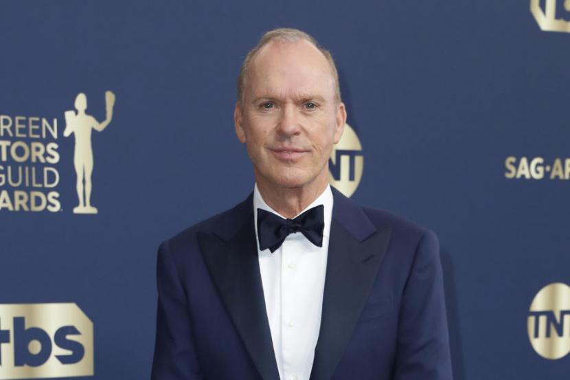 Aktor Michael Keaton saat menghadiri 28th Screen Actors Guild Awards di Barker Hangar, Santa Monica, California, AS, 27 Februari 2022. Dalam pidato kemenangannya, Keaton menyatakan dukungannya untuk sesama rekan aktor, Presiden Ukraina Volodymyr Zelensky.  