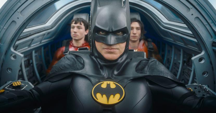 Aktor Michael Keaton (tengah) memerankan salah satu versi Batman dalam film The Flash.
