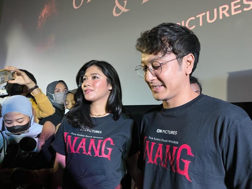 Aktor Naysila Mirdad dan Dimas Anggara dalam jumpa pers film horror-thriller INANG di Epicentrum XXI, Jakarta Selatan, Rabu (14/9). 