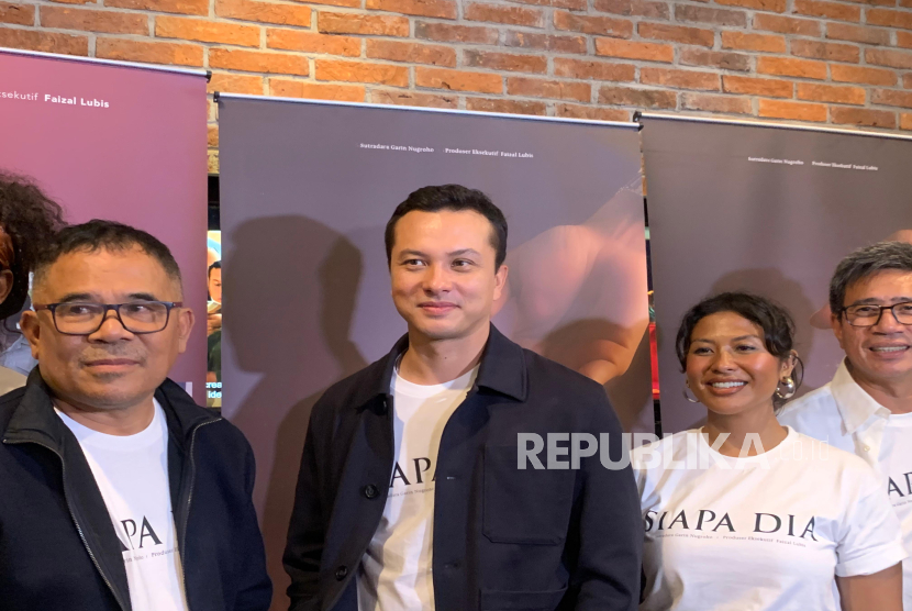 Aktor Nicholas Saputra (kedua dari kiri) dan Garin Nugroho (paling kiri) saat jumpa pers film Siapa Dia karya sutradara Garin Nugroho di Jakarta pada Selasa (29/7/2025).