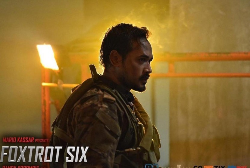 Aktor Oka Antara dalam film Foxtrot Six