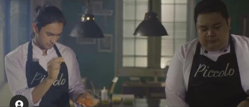 Aktor Omar Daniel (kiri) saat berperan sebagai chef dalam film Tentang Rindu.