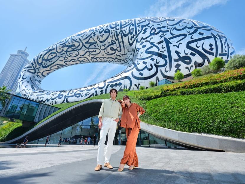 Aktor Park Hyung-sik dan park Shin-hye dalam foto promosi pariwisata Dubai.