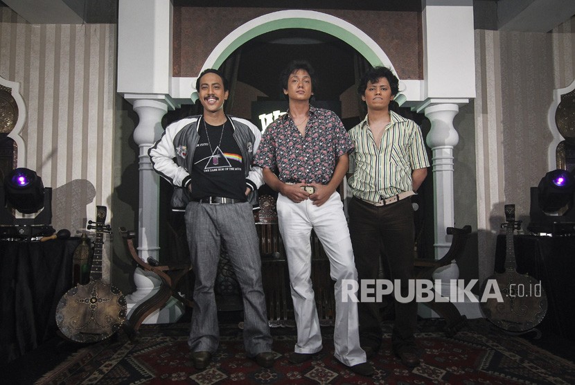 Aktor Randy Danistha (kiri), Adipati Dolken (tengah) dan Aliando Syarief (kanan) berpose pada jumpa pers pemeran baru film Warkop DKI Reborn di Jakarta, Jumat (15/3/2019). 