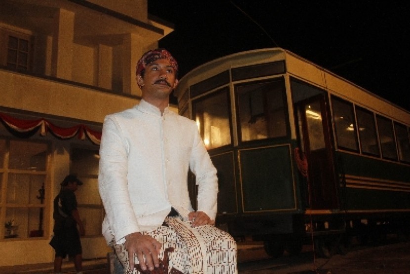   Aktor Reza Rahadian di tengah syuting film 'Guru Bangsa, HOS Tjokroaminoto' di Berbah, Sleman, Rabu (8/10) malam.