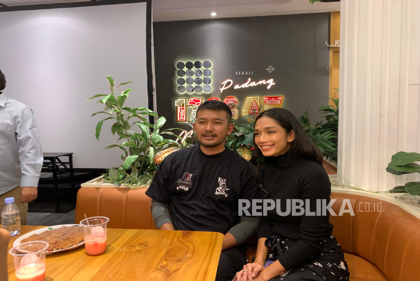Aktor Rio Dewanto dan aktris Faradina Mufti saat konferensi pers di Jakarta pada Rabu (1/10/2025). Rio mengaku sempat gugup karena kisah Malin Kundang sudah begitu melekat dalam imajinasi masyarakat Indonesia selama ratusan tahun.