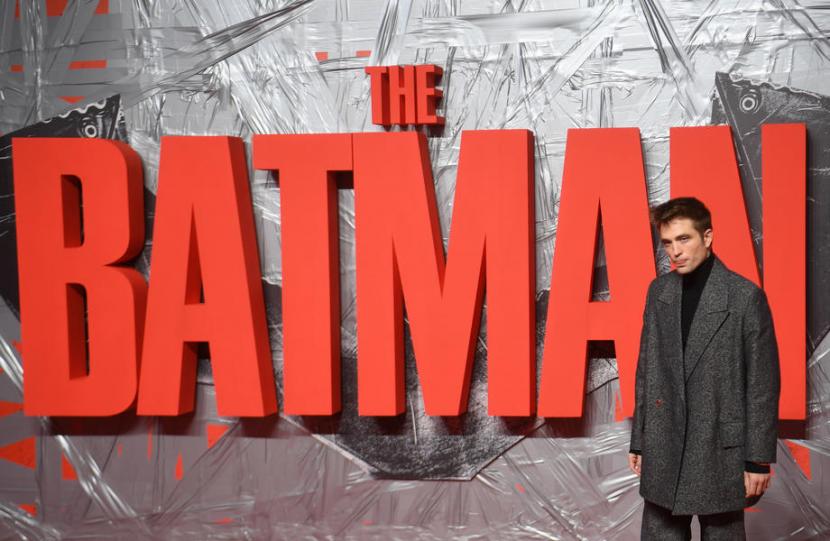 Aktor Robert Pattinson menghadiri pemutaran perdana The Batman di London, Inggris, 23 Februari 2022. Warner Bros telah memutuskan bahwa film yang dibintangi Pattinson ini tidak tayang di Rusia, seperti juga produksi lain dari studio besar Hollywood tersebut.