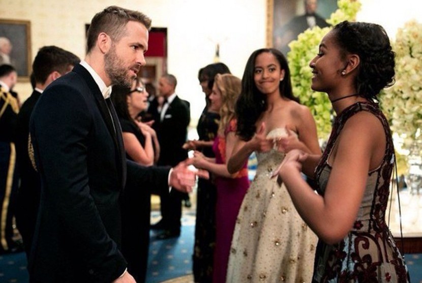 Aktor Ryan Reynolds tampak berbincang dengan Sasha Obama di jamuan kenegaraan di Gedung Putih.