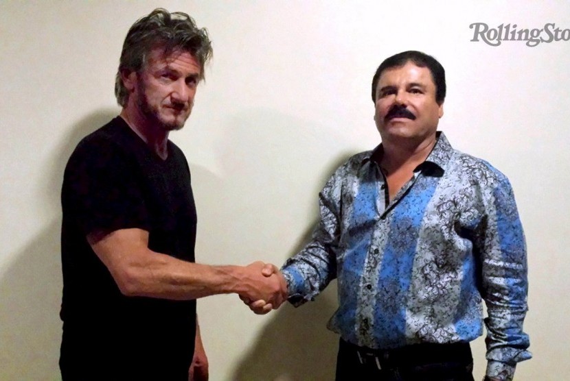 Aktor Sean Penn (kiri) berjabat tangan dengan raja kartel Meksiko, Joaquin 'Chapo' Guzman, di kota Meksiko dalam dokumentasi foto Rolling Stone tak bertanggal yang diterima Reuters pada 10 Januari. 