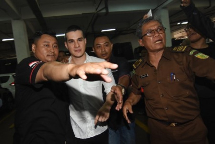 Aktor Steve Emmanuel bersiap menjalani sidang perdana kasus dugaan penyelundupan kokain di Pengadilan Negeri Jakarta Barat, Kamis (21/3/2019). Sidang beragendakan pembacaan dakwaan bagi terdakwa Steve Emmanuel yang sebelumnya ditangkap di apartemennya atas kepemilikan kokain seberat 92,04 gram dari total 100 gram yang ia diselundupkan dari Belanda.