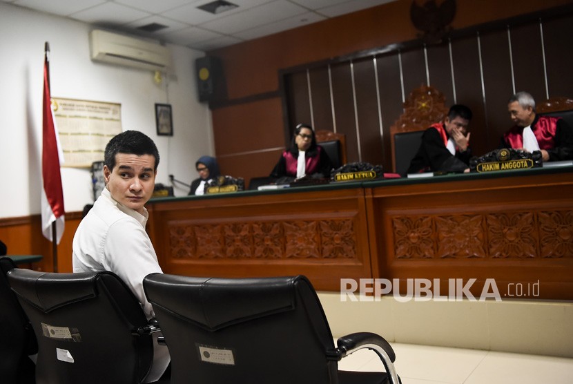 Aktor Steve Emmanuel (kiri) menjalani sidang lanjutan kasus dugaan penyelundupan kokain di Pengadilan Negeri Jakarta Barat, Senin (24/6/2019). 