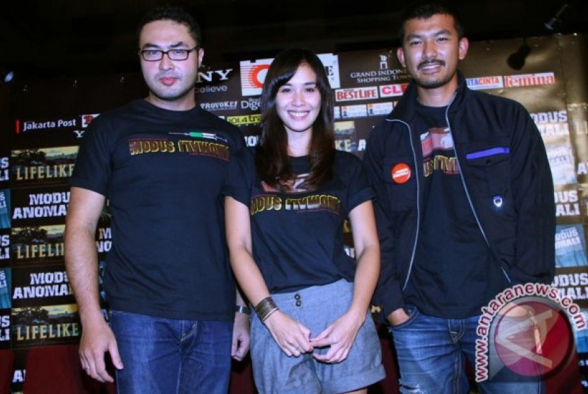 Aktor Surya Saputra(kiri) Artis Marsya Timothy (tengah) dan Rio Dewanto (kanan) saat berbicara perihal film Modus Anomali dalam konfrensi pers penayangan perdana film Modus Anomali di Blitzmegaplex, Grand Indonesia, Jakarta, Senin (16/4).