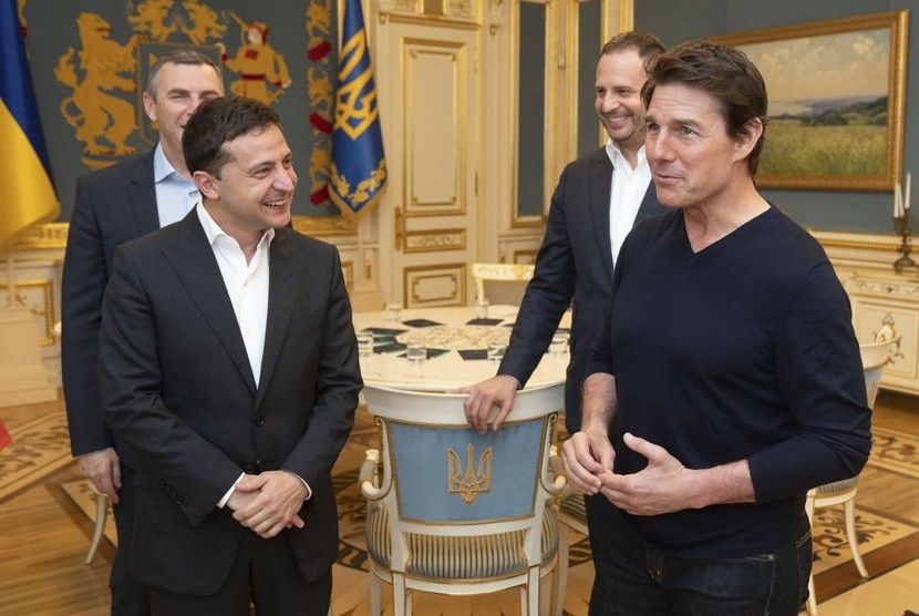  Aktor, sutradara, dan film AS Tom Cruise memenuhi undangan Presiden Ukraina Volodymyr Zelenskiy untuk bertemu di Kyiv, Ukraina, Senin (30/9) malam.