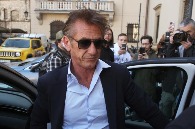 Aktor-sutradara Hollywood Sean Penn berkunjung ke Krakow, selatan Polandia, 23 Maret 2022. Sebagai presiden Yayasan CORE, Penn menandatangani perjanjian dengan Wali Kota Krakow untuk membantu pengungsi Ukraina. Dia juga terpikir untuk ikut angkat senjata bersama rakyat Ukraina.