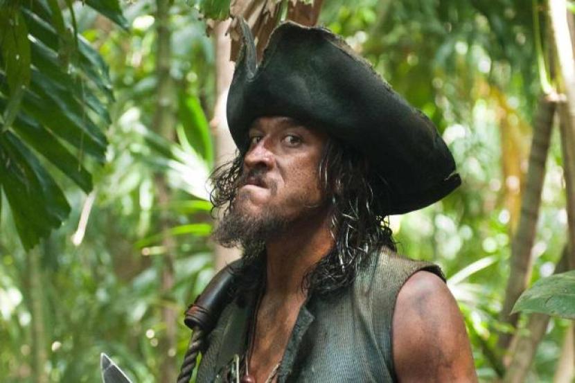 Aktor Tamayo Perry saat berakting di film Pirates of the Caribbean. Perry dikabarkan meninggal dunia setelah diserang hiu ketika sedang berselancar di Hawaii. 