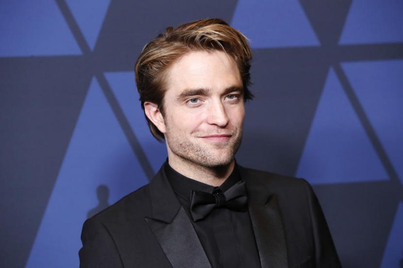Robert Pattinson. Netflix dikabarkan membatalkan film berjudul Average Height, Average Build yang dibintangi Robert Pattinson dan Robert Downey Jr.