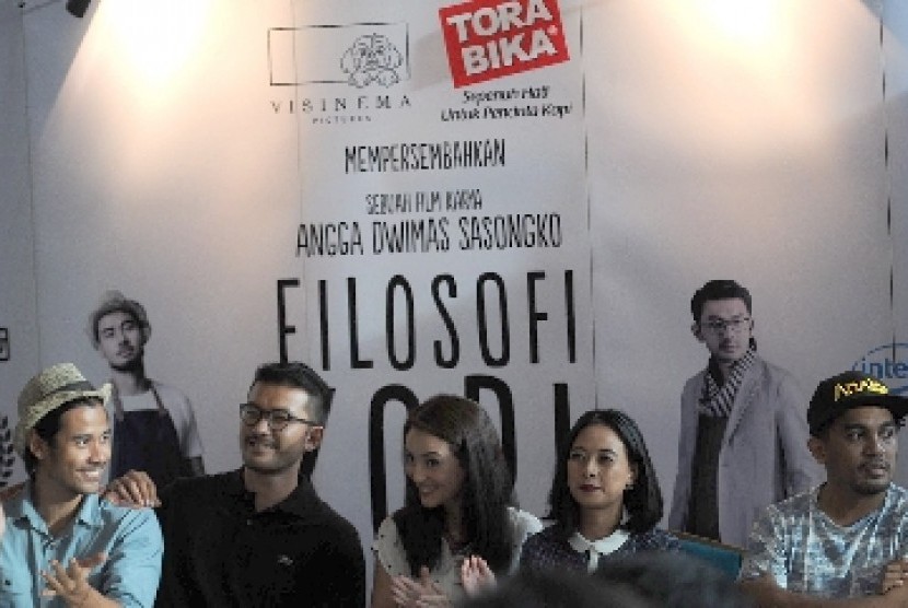 Aktor terbaik Piala Citra FFI 2014 Chicco Jerikho, Rio Dewanto, Julie Estelle, Produser Anggia Kharisma dan musisi Glenn Fredly menghadiri konferensi pers dan syukuran film Filosofi Kopi di Jakarta, Kamis (8/1). 