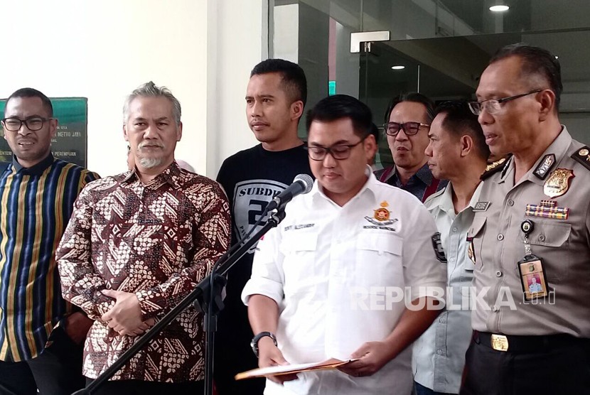 Aktor Tio Pakusadewo saat ditemui di Ditektorat Narkoba Polda Metro Jaya sebelum dibawa ke Kejari Jaksel, Selasa (3/4).