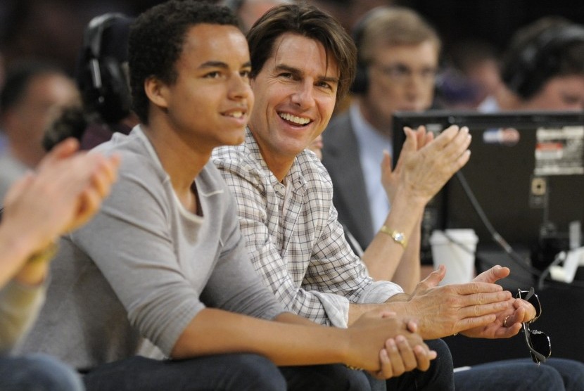Aktor Tom Cruise (kanan) dan anak angkatnya Connor saat menyaksikan pertandingan basket di Los Angeles, Kalifornia, AS, pada 2010.