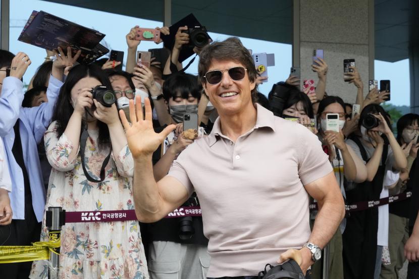 Aktor Tom Cruise melambaikan tangan saat tiba untuk mempromosikan film terbarunya di Korea Selatan.